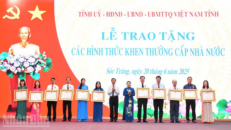Thừa ủy quyền của Chủ tịch nước, Phó Bí thư Thường trực Tỉnh ủy Hồ Thị Cẩm Đào và Chủ tịch Ủy ban nhân dân tỉnh Sóc Trăng Trần Văn Lâu trao Huân chương Lao động hạng Ba cho các cá nhân. ndo_bl_a-2-1949.jpg