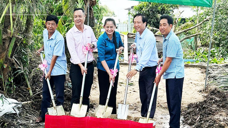 Thực hiện nghi thức khởi công xây cầu. ndo_tl_a-a.jpg