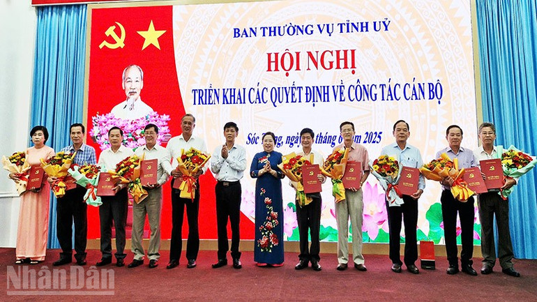 Lãnh đạo Tỉnh ủy Sóc Trăng trao quyết định cho các cán bộ nghỉ hưu. ndo_bl_a-4097.jpg