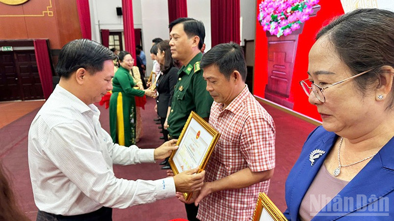 Chủ tịch Ủy ban nhân dân tỉnh Trần Văn Lâu tặng Bằng khen cho các tập thể, cá nhân tiêu biểu ndo_br_aa.jpg