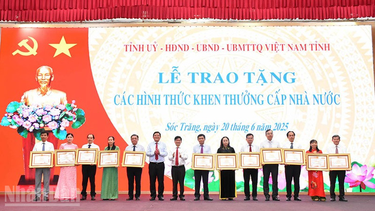 Thừa ủy quyền, lãnh đạo tỉnh Sóc Trăng trao Bằng khen của Thủ tướng Chính phủ cho các điển hình ndo_bl_a-3-7152.jpg
