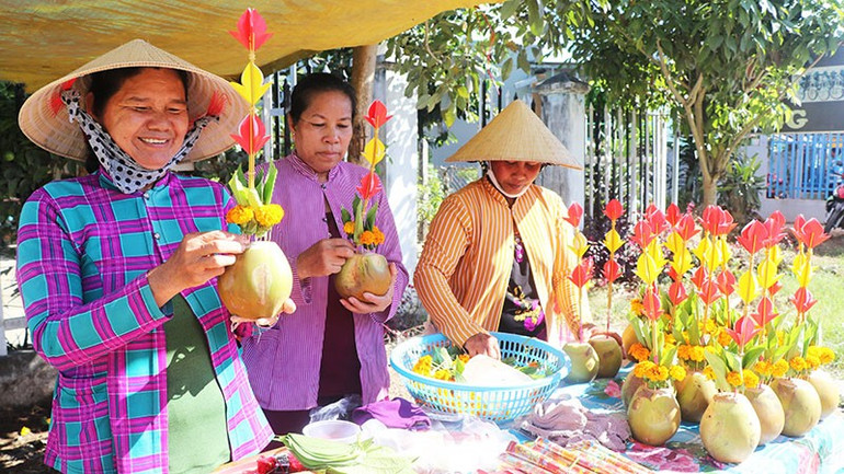 Quả dừa được trang trí để làm vật cùng trong lễ hội. a.jpg