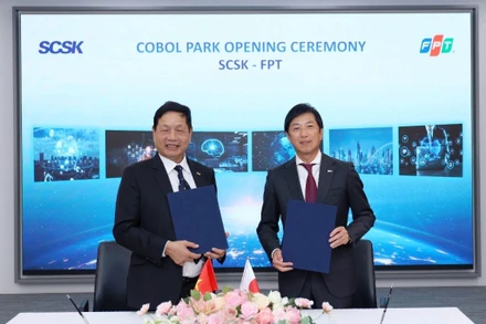 Tiến sĩ Trương Gia Bình, Chủ tịch HĐQT Tập đoàn FPT và ông Takaaki Toma, Giám đốc điều hành kiêm Chủ tịch SCSK tại Lễ thành lập COBOL PARK.