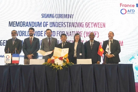 Đại diện WWF-Việt Nam và AFD Việt Nam ký Biên bản ghi nhớ. Ảnh: WWF-Việt Nam/Hương Mai 