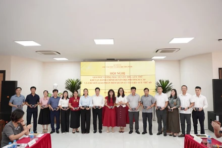 FPT trao tặng phần mềm số hóa tài liệu FPT iSOMA cho đại diện 15 tỉnh phía bắc. (Ảnh: FPT)