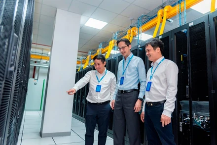 Thứ trưởng Ngoại giao Đỗ Hùng Việt cùng đoàn thăm Nhà máy AI (AI Factory) do FPT hợp tác cùng NVIDIA nghiên cứu và phát triển.