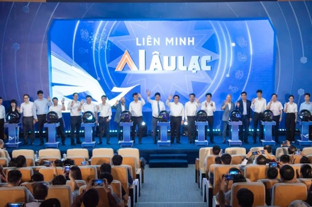 Các thành viên bấm nút ra mắt Liên minh AI Âu Lạc.