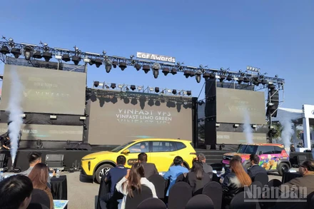 VinFast trình diễn 2 mẫu xe Limo green và VF3 trên sân khấu lễ khai mạc triển lãm.