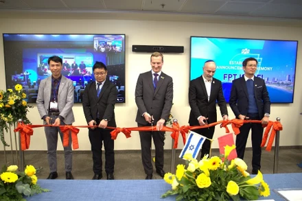 Lãnh đạo tại điểm cầu Israel tham dự cắt băng công bố thành lập FPT Israel.