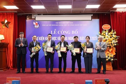 Trao tặng hoa và chứng nhận cho các cá nhân, tập thể được bình chọn sự kiện nổi bật.