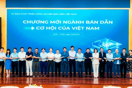 Thành viên Ủy ban Phát triển công nghiệp bán dẫn.