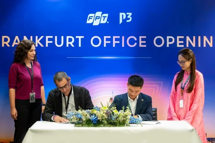 FPT và EmbedIT ký kết thỏa thuận hợp tác chiến lược trong lễ khai trương văn phòng mới của FPT tại Frankfurt, Đức.