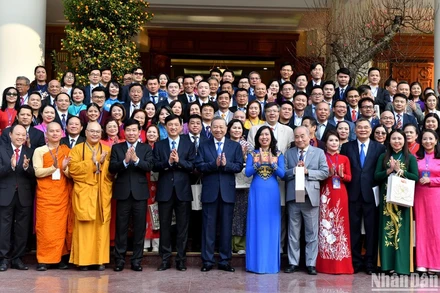 Tổng Bí thư Tô Lâm với đoàn kiều bào tiêu biểu về quê đón Tết cổ truyền và tham dự chương trình “Xuân Quê hương 2025”. (Ảnh: ĐĂNG KHOA)