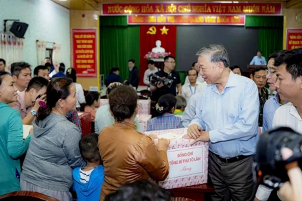 Sáng 2/11/2025, Tổng Bí thư Tô Lâm cùng Đoàn công tác Trung ương thăm và tặng quà cho người dân bị ảnh hưởng do mưa, lũ kéo dài tại thành phố Huế. (Ảnh: Thu Huế)