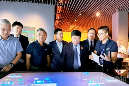 Phó Thủ tướng Nguyễn Chí Dũng tham quan Bảo tàng Vũ trụ Việt Nam. Ảnh: NGỌC HIẾU.