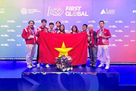 Trương Công Minh Quân (THPT FPT Đà Nẵng - thứ hai từ trái sang) và Nguyễn Trang Bảo Thy (THPT FPT Cần Thơ - thứ ba từ trái sang) cùng đội tuyển thi đấu trực tiếp tại FIRST Global Challenge (Panama) ngày 1/11 vừa qua