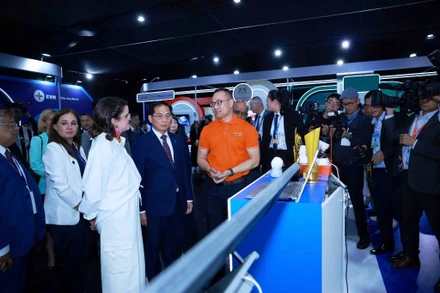 Đại diện FPT giới thiệu với Phó Thủ tướng Chính phủ Bùi Thanh Sơn và Phó Tổng thống Ecuador María José Pinto González Artigas (áo trắng) cùng đoàn đại biểu về Nền tảng giám sát bảo mật thông minh bằng AI.