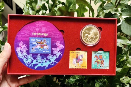 Cận cảnh hộp sản phẩm với sắc đỏ may mắn.