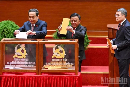 Chủ tịch Quốc hội Trần Thanh Mẫn, Thường trực Ban Bí thư Trần Cẩm Tú, Trưởng Ban Tổ chức Trung ương Lê Minh Hưng bỏ phiếu bầu Ủy viên Trung ương chính thức và Ủy viên dự khuyết Ban Chấp hành Trung ương Đảng khóa XIV.