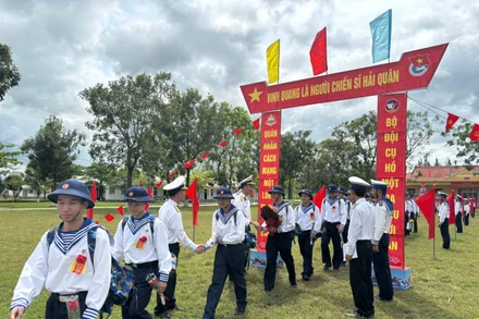 Cán bộ Vùng 3 Hải quân đón chiến sĩ mới về đơn vị.