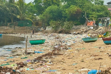 Rác thải nhựa vứt dọc bờ biển thôn An Vĩnh, xã Tịnh Khê, tỉnh Quảng Ngãi. Ảnh: Nguyễn Ngọc.