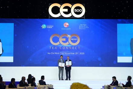 Ông Vũ Anh Tú, Giám đốc Công nghệ Tập đoàn FPT và ông Alex Hambly, Tổng Giám đốc Hội đồng đầu tư của Tập đoàn VinaCapital công bố hợp tác giữa FPT và VNC.