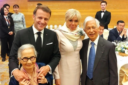 Vợ chồng Giáo sư Trần Thanh Vân (phải) và Giáo sư Lê Kim Ngọc (trái) chụp ảnh với Tổng thống Pháp và phu nhân tại tiệc chiêu đãi ở Hà Nội nhân chuyến thăm của Tổng thống Pháp tới Việt Nam. Ảnh: ICISE.