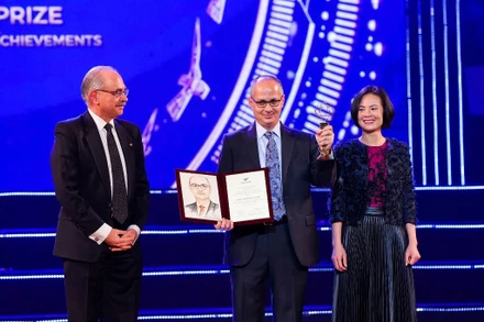 GS Omar M. Yaghi đã giành giải Đặc biệt dành cho nhà khoa học nghiên cứu về lĩnh vực mới của Giải thưởng VinFuture 2021.