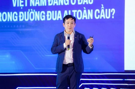 Ông Lê Hồng Việt, Tổng giám đốc FPT Smart Cloud, Tập đoàn FPT trình bày tham luận tại sự kiện AI4VN.