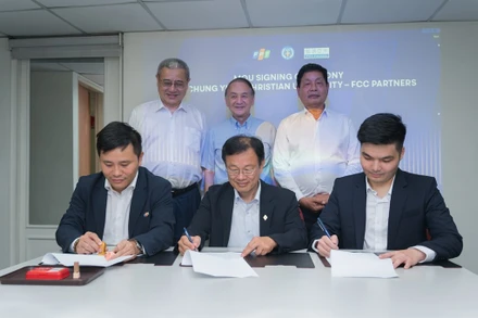 Đại diện FPT, CYCU và FCC Partners Inc ký kết hợp tác.