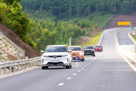 VinFast vượt mốc 100.000 xe bán ra chỉ sau 3 quý đầu năm.