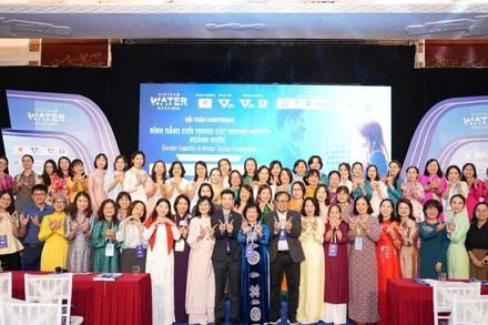 Các đại biểu tham dự Hội thảo “Bình đẳng giới trong các doanh nghiệp ngành Nước" chụp ảnh lưu niệm. Ảnh: CHUNG ANH