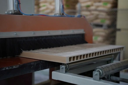 Một công đoạn trong sản xuất gỗ nhựacomposite bằng phương pháp ép đùn.