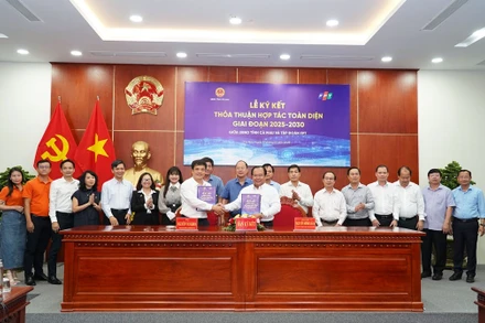 Ông Nguyễn Minh Luân, Ủy viên Ban thường vụ Tỉnh ủy, Phó Chủ tịch UBND tỉnh và ông Nguyễn Văn Khoa, Tổng giám đốc Tập đoàn FPT đại diện ký kết hợp tác toàn diện giai đoạn 2025-2030.
