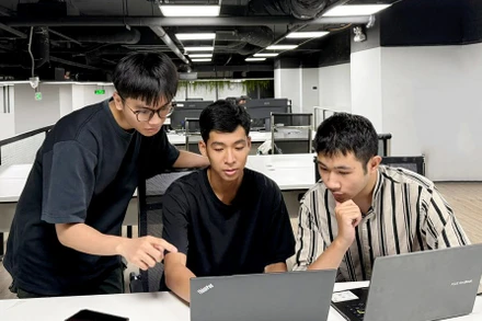 Sinh viên tìm hiểu về an ninh mạng.