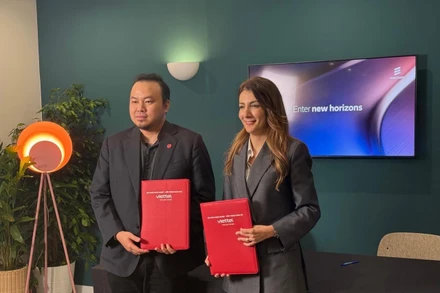 Bà Rita Mokbel, Chủ tịch Ericsson Việt Nam, và ông Lê Quang Hiếu, Phó Tổng giám đốc, Viettel Networks tại buổi lễ ký kết.