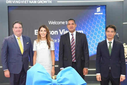 Cắt băng khai trương văn phòng mới Ericsson Việt Nam.