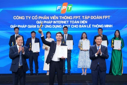 Đại diện FPT nhận giải thưởng cho Giải pháp Internet toàn diện - Internet FPT; Giải pháp Giám sát thông minh ứng dụng AIoT cho bán lẻ - FPT Camera.