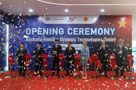 Lễ cắt băng khai trương Trung tâm Công nghệ chiến lược Australia-Việt Nam.
