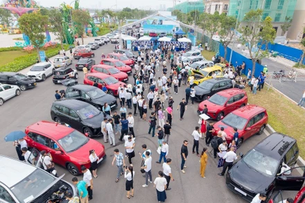 Lễ bàn giao lô xe VinFast Limo Green đầu tiên được tổ chức trong khuôn khổ “Ngày hội Xanh - Thu xe xăng, lên đời xe Xanh” đang diễn ra tại Khu đô thị Vinhomes Global Gate (Đông Anh, Hà Nội).