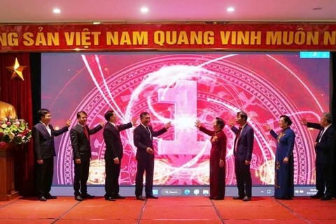 Các đại biểu bấm nút khai trương cổng thông tin điện tử Hội Khuyến học Việt Nam.