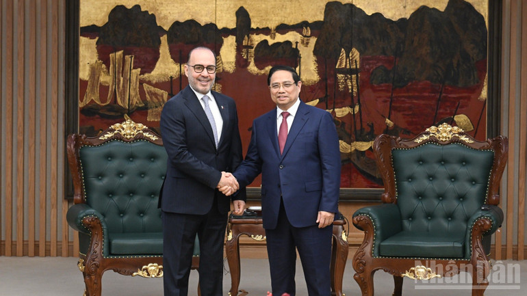 Thủ tướng Phạm Minh Chính và Đại sứ Nhà nước Qatar tại Việt Nam Khalid Ali Abdullah Abel. (Ảnh: TRẦN HẢI)
