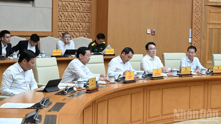 Lãnh đạo các bộ, ngành, đơn vị tham dự cuộc họp. (Ảnh: TRẦN HẢI) ndo_br_b5-7311.jpg