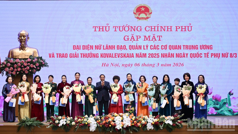 Thủ tướng Phạm Minh Chính tặng hoa chúc mừng các đại biểu nữ. (Ảnh: Trần Hải)