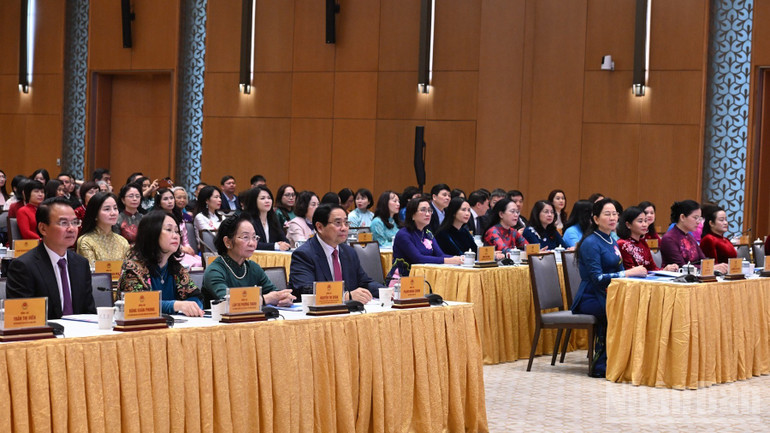 Thủ tướng Phạm Minh Chính và các đồng chí lãnh đạo, đại biểu tham dự buổi gặp mặt. (Ảnh: TRẦN HẢI)