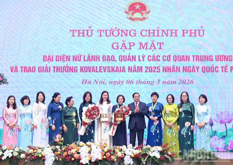 Thủ tướng Phạm Minh Chính trao Giải thưởng Kovalevskaia cho 1 tập thể và 1 cá nhân. (Ảnh: Trần Hải)