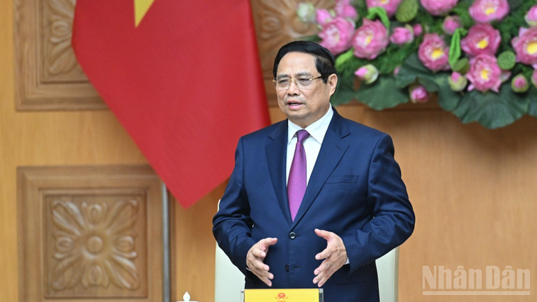 Premier Pham Minh Chinh przemawia na spotkaniu. (Zdjęcie: TRAN HAI) Thủ tướng Phạm Minh Chính phát biểu ý kiến tại cuộc làm việc. (Ảnh: TRẦN HẢI)