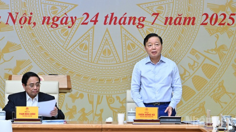 Phó Thủ tướng Chính phủ Trần Hồng Hà, Phó Trưởng ban Thường trực Ban Chỉ đạo Phòng thủ dân sự quốc gia phát biểu ý kiến tại phiên họp. (Ảnh: TRẦN HẢI) ndo_br_b7-835.jpg