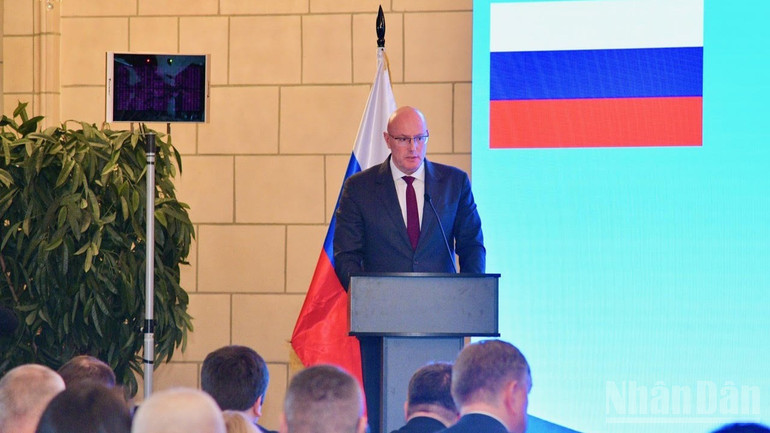 Phó Thủ tướng Chính phủ Liên bang Nga Dmitry Chernyshenko phát biểu ý kiến tại diễn đàn. (Ảnh: Thanh Giang)