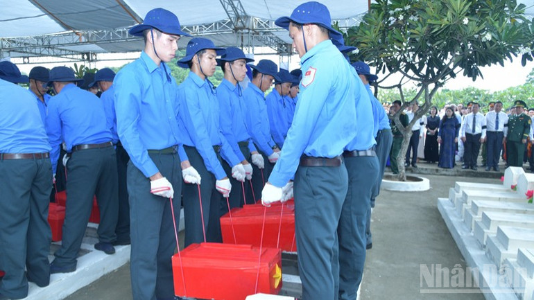 Nghi thức hạ huyệt an táng các Anh hùng liệt sĩ. (Ảnh: THANH GIANG) ndo_br_a5-8327.jpg